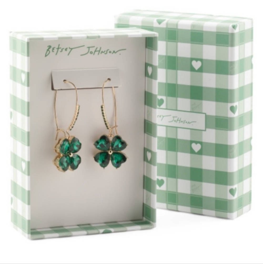 ✨️🍀NWB STUNNING  BETSEY JOHNSON SHAMROCK DANGLING EARRINGS ✨️🍀✨️🍀✨️🍀